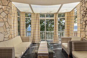 Familie appartement, 3 slaapkamers (Seaview House Helena - Apartment 1) | Woonruimte | Een 21-inch flatscreentelevisie met satellietzenders en een televisie