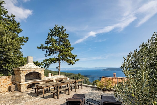 Outdoor dining - Seaview House Helena (Krsan)
