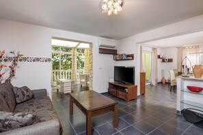 Apartament familiar, diversos dormitoris (Seaview House Helena - Apartment 1) | Sala d'estar | Televisor de pantalla plana de 21 polzades amb canals per satèl·lit 