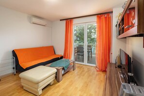 Family Apartment, Multiple Bedrooms (Seaview House Helena - Apartment 2) | Living area | 21-inch flat-screen TV with satellite channels, TV