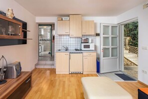 Apartamento família, vários quartos (Seaview House Helena - Apartment 2) | Cozinha privada | Geladeira, micro-ondas, cooktop, cafeteira/chaleira