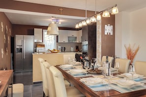 Family Apartment, Multiple Bedrooms (Seaview House Helena - Apartment 1) | Dining
