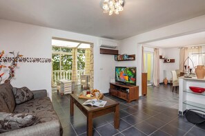 Familielejlighed - flere soveværelser (Seaview House Helena - Apartment 1) | Opholdsområde | 21-tommers fladskærms-tv med satellitkanaler, tv