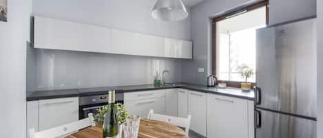Lägenhet Deluxe | Eget kök | Stort kylskåp, ugn, spishäll och diskmaskin