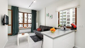 A modern apartment with a living area, a kitchen, and a dining space. - Warsaw Night Apartments Giełdowa (Warsaw)