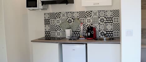 Réfrigérateur, micro-ondes, plaque de cuisson, cafetiÚre/bouilloire