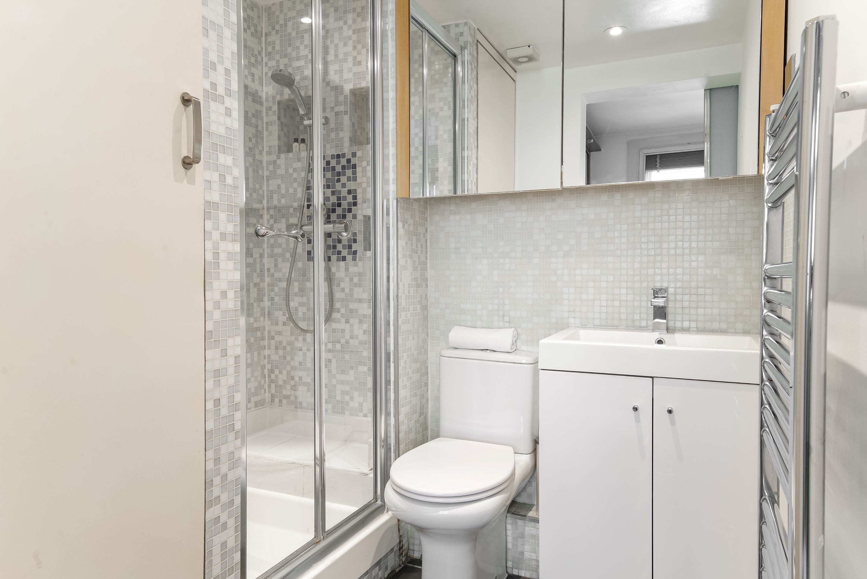 Appartamento City | Bagno | Doccia, set di cortesia gratuito, asciugacapelli, asciugamani