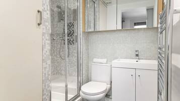 Appartamento City | Bagno | Doccia, set di cortesia gratuito, asciugacapelli, asciugamani