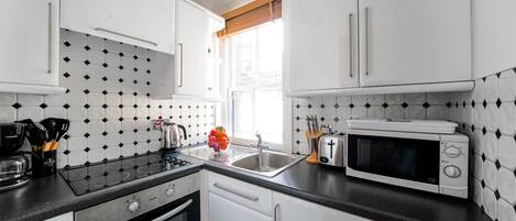 City Apartment | Private kitchen | Mini-fridge, microwave, oven, stovetop