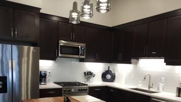 Réfrigérateur, micro-ondes, four, lave-vaisselle