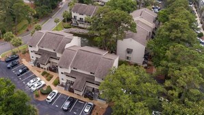 Un quartiere residenziale con diverse case a due piani, un parcheggio e vista sull'oceano.