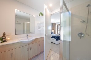 Bathtub, hair dryer, toilet paper - 2-Bedroom Airlie Beach Retreat | Pool, Spa & Stunning Port of Airlie Views (Airlie Beach)
