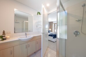 Badewanne, Haartrockner, Toilettenpapier