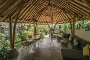 Outdoor dining - Kayuma-villen (Selong Belanak)