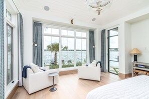 6 Schlafzimmer, Schreibtisch, Bügeleisen/Bügelbrett, Reisekinderbett