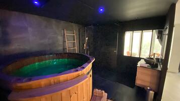 Private spa tub