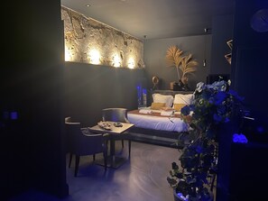 Luxury Suite | Pillowtop beds, in-room safe, individually decorated, blackout drapes - Le 50 Suite & Spa (Bordeaux)