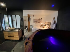 Luxury Suite | Pillowtop beds, in-room safe, individually decorated, blackout drapes - Le 50 Suite & Spa (Bordeaux)