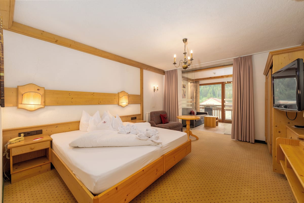 Suite | 1 bedroom, cots/infant beds, free WiFi, bed sheets