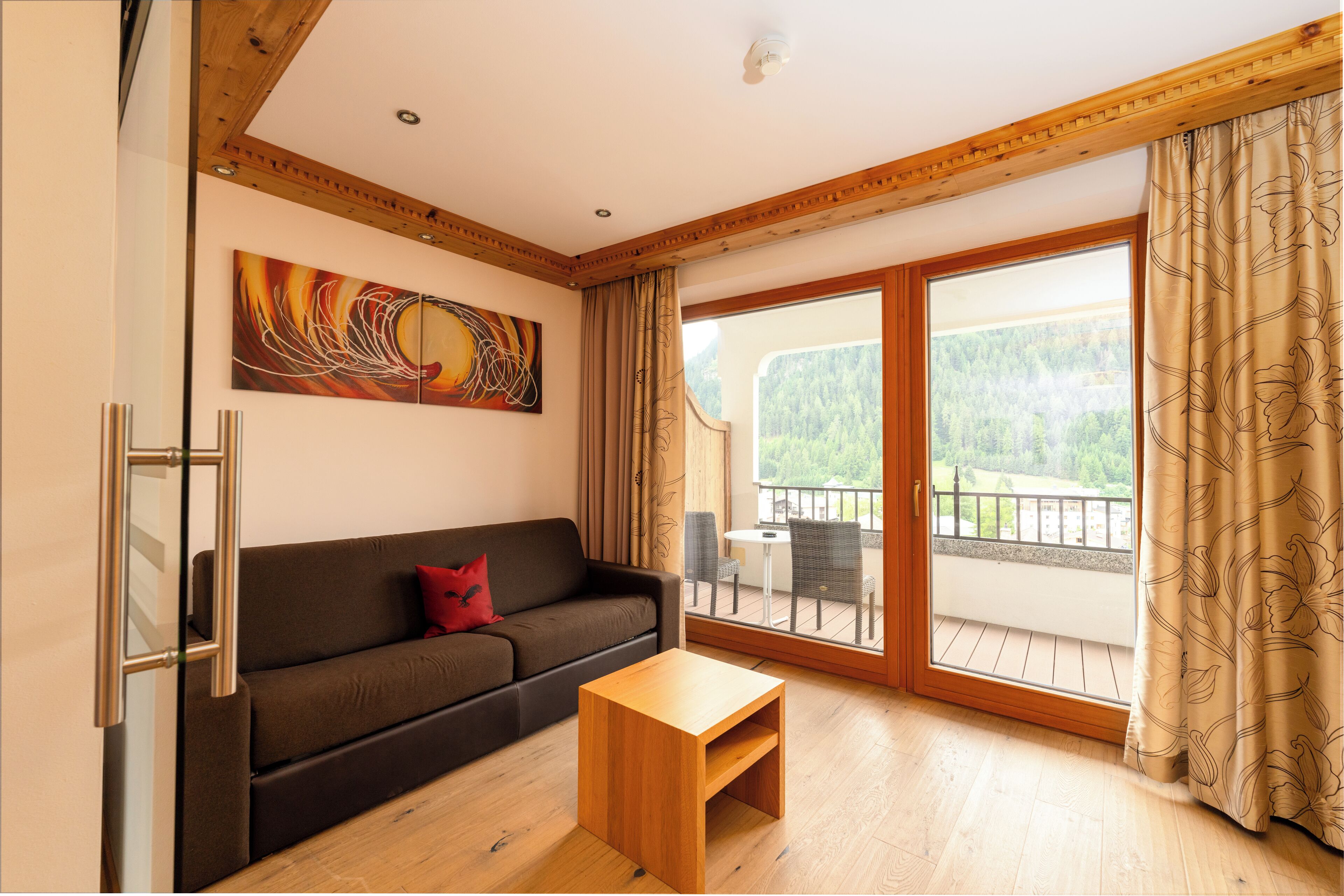 Deluxe Suite | Cribs/infant beds, free WiFi, bed sheets