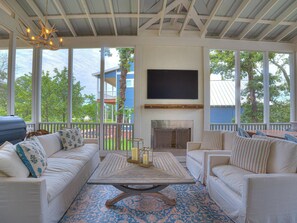 Televisión y chimenea 