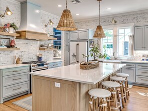 Refrigerador, microondas, cafetera y tetera y tostadora 