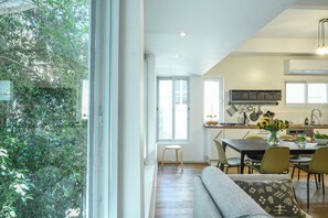 Apartment | In-room dining - Country Vibes in Tel-Aviv by Sea N' Rent (Tel Aviv)