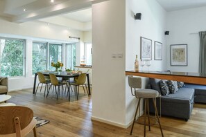 A modern interior with a dining area, bar, and seating. - Country Vibes in Tel-Aviv by Sea N' Rent (Tel Aviv)