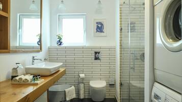 Apartment | Bathroom | Shower, free toiletries, hair dryer, towels
