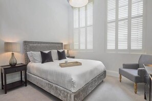 2 makuuhuonetta, työpöytä, silitysrauta/-lauta, vauvan matkasänky