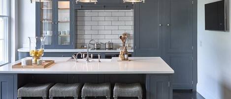 Réfrigérateur, four à micro-ondes, un four, surface de cuisson