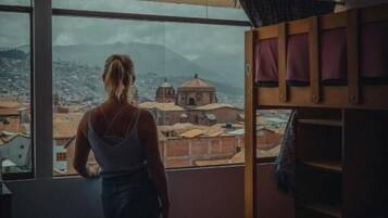 Dormitório compartilhado standard, em dormitório misto, terraço, na torre | Roupas de cama premium, edredons de pluma, camas Select Comfort