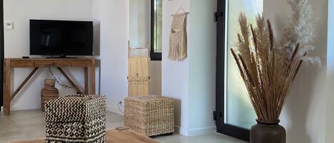 Een smart-tv en boeken