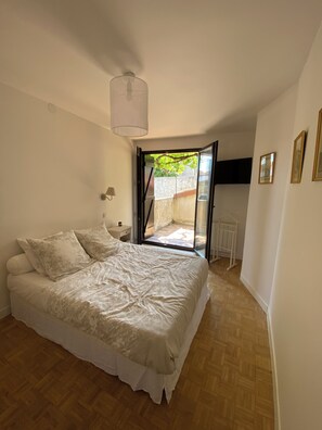 4 bedrooms, iron/ironing board, travel cot, free WiFi