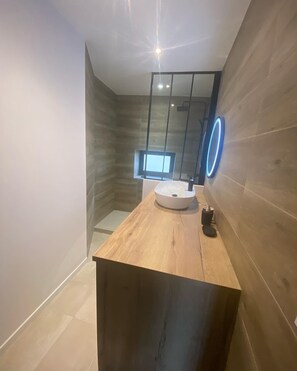 Dusche, Haartrockner, Seife, Toilettenpapier