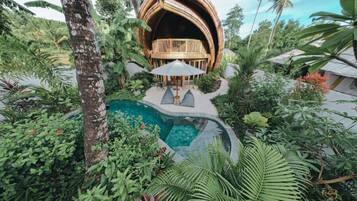 Una piscina al aire libre