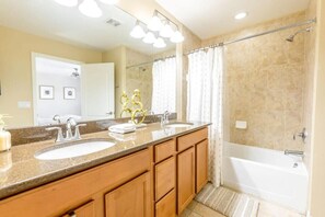 Badewanne, Haartrockner, Handtücher