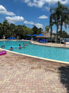 Alberca al aire libre y alberca climatizada
