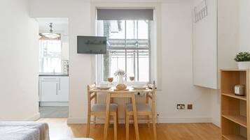 1 habitación, escritorio, tabla de planchar con plancha y cuna de viaje