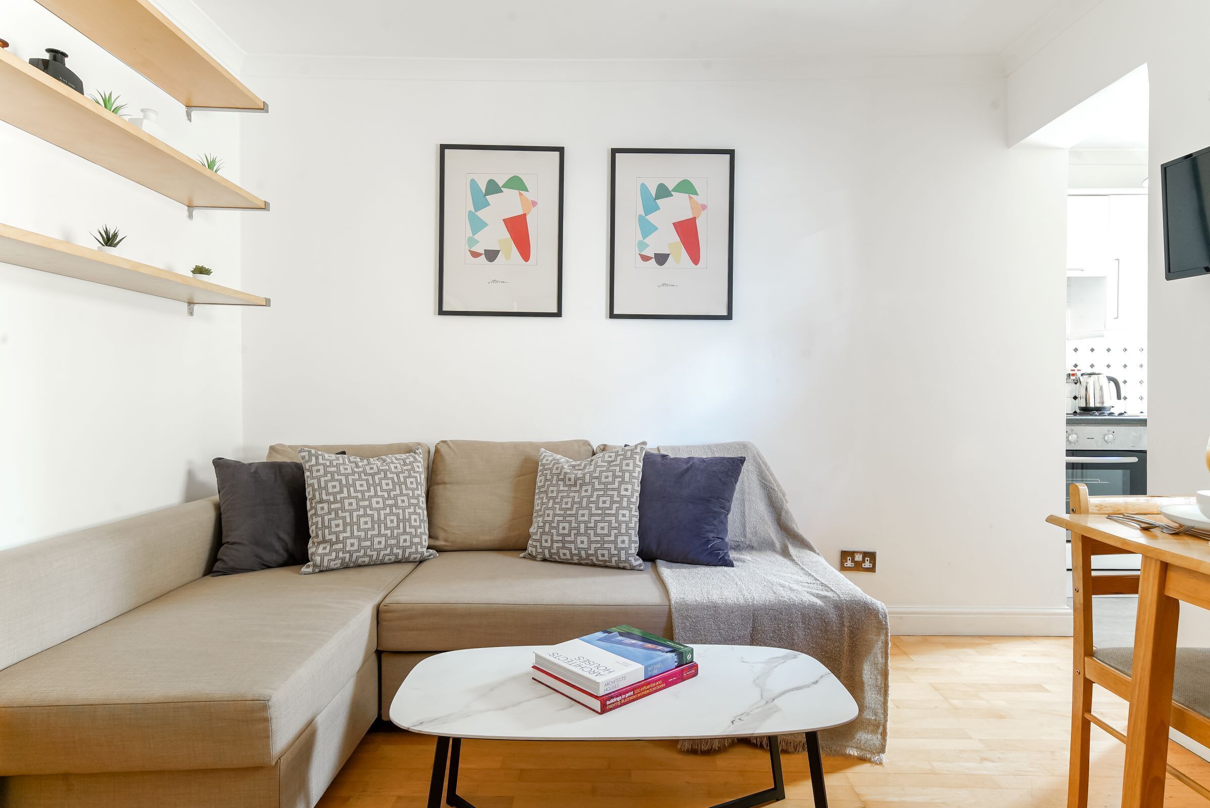 Een smart-tv en een kantoor