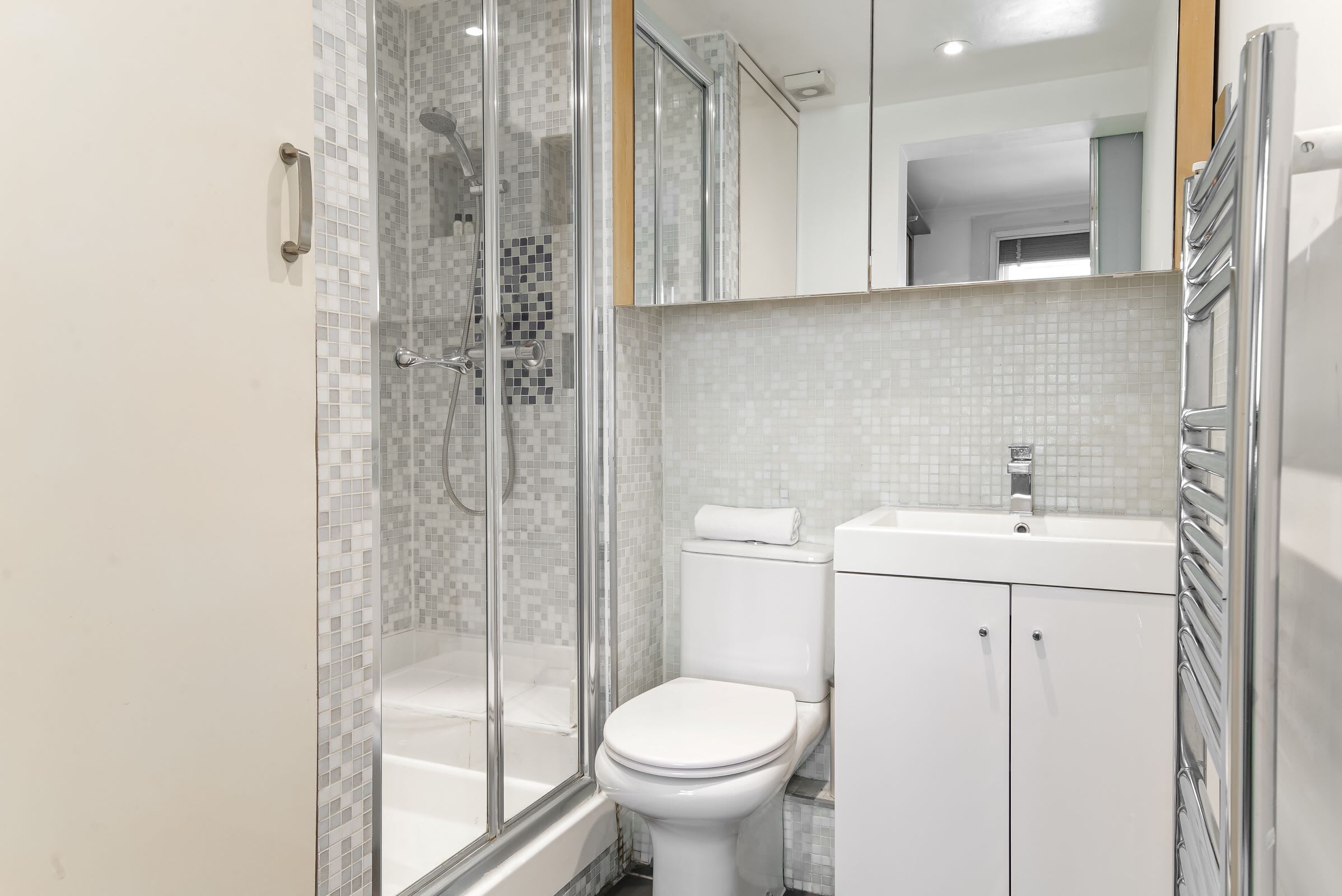 Regadera, secadora de cabello, toallas, jabón 