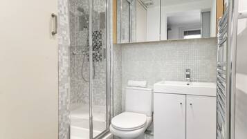 Regadera, secadora de cabello, toallas, jabón