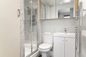 Dusche, Haartrockner, Handtücher, Seife