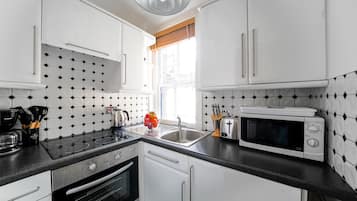 Een koelkast, een magnetron, een oven, een kookplaat