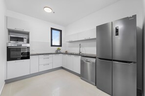 冰箱、微波炉、烤箱、炉灶