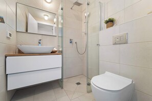 Baignoire, sèche-cheveux, serviettes fournies