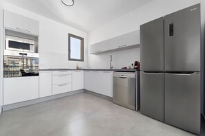 Kühlschrank, Mikrowelle, Ofen, Herdplatte