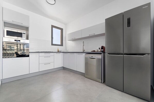 Frigorifero, microonde, forno, piano cottura