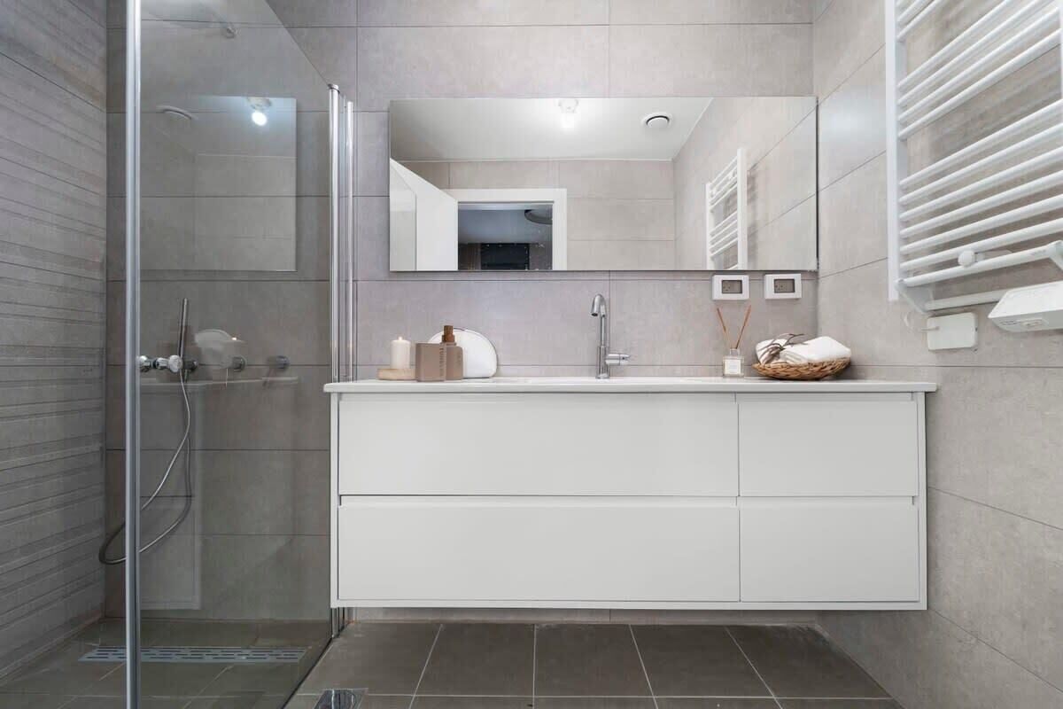 Badewanne, kostenlose Toilettenartikel, Haartrockner, Handtücher