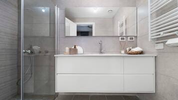 Badewanne, kostenlose Toilettenartikel, Haartrockner, Handtücher
